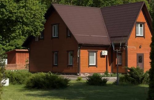 Отдых в усадьбе "Сезон охоты": проживание, баня, прокат лодок и катамаранов со скидкой до 38%